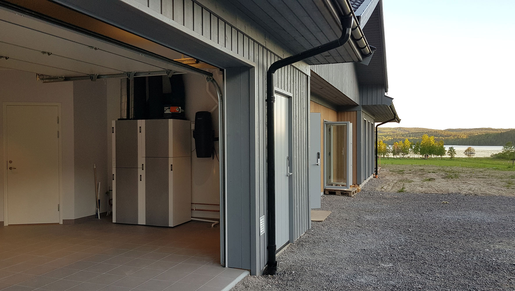 Foto: Inneklimasentralen ble plassert i garasjen (som her er et oppvarmet rom), men garasjen på 45 m2 er ikke dekket av det balanserte ventilasjonssystemet. Ventilasjonen til garasjen blir ivaretatt av en Flexit Pro7 avtrekksvifte og friskluftsventil for tilluft.