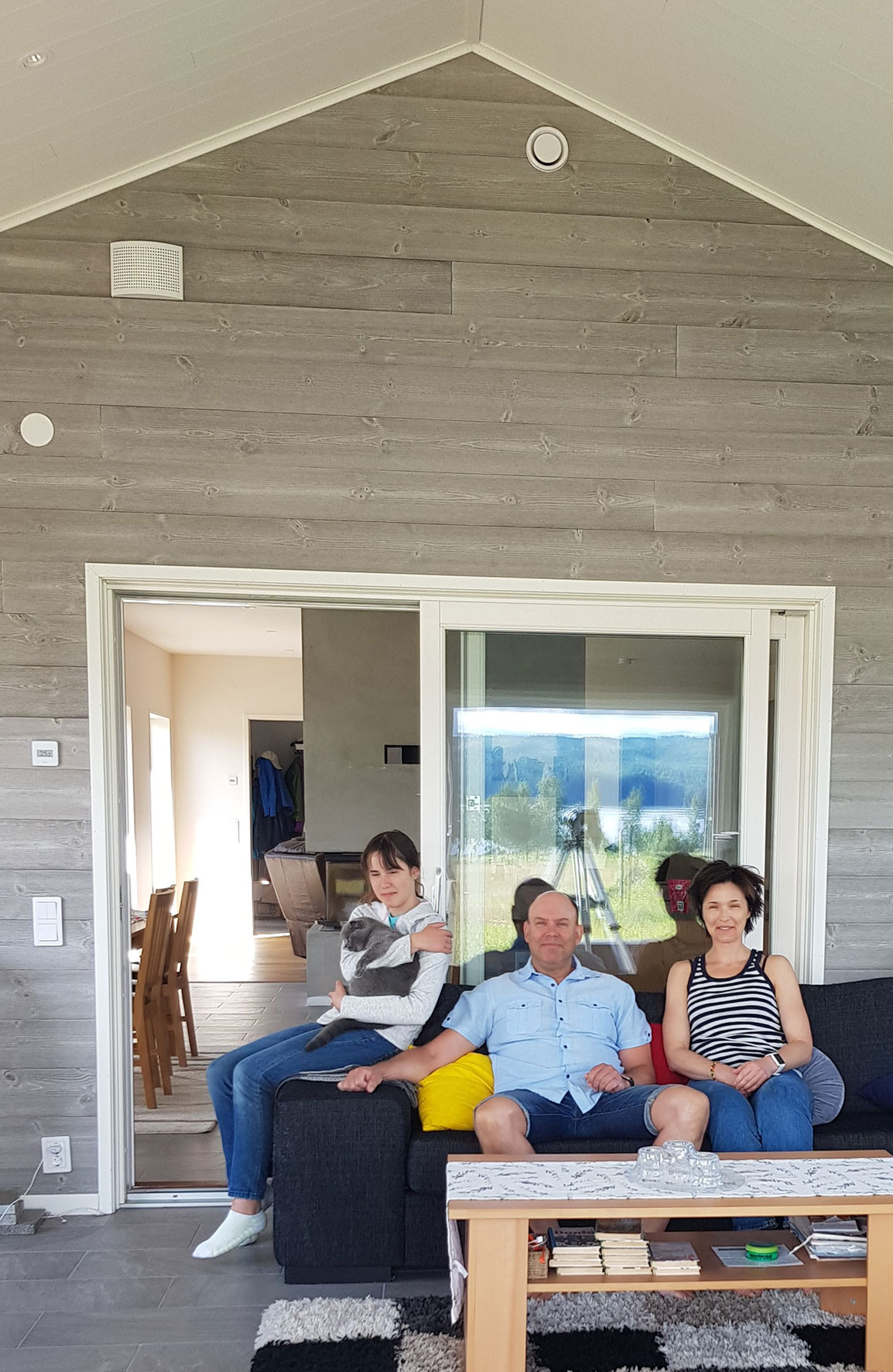 Foto: Familien Fjäll i deres uterom.