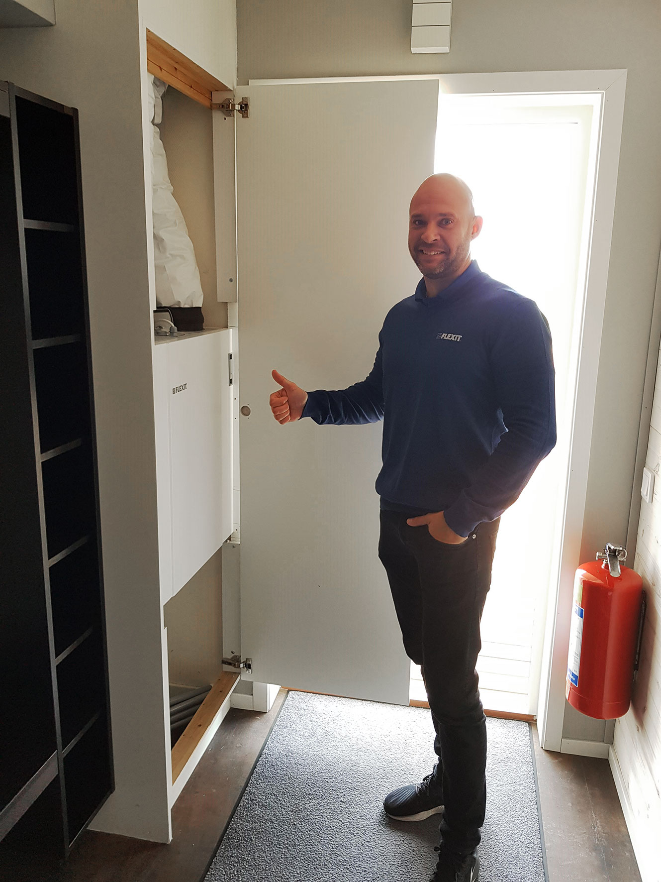 Charlie Englund från Flexit visar stolt upp installation i en av stugorna.